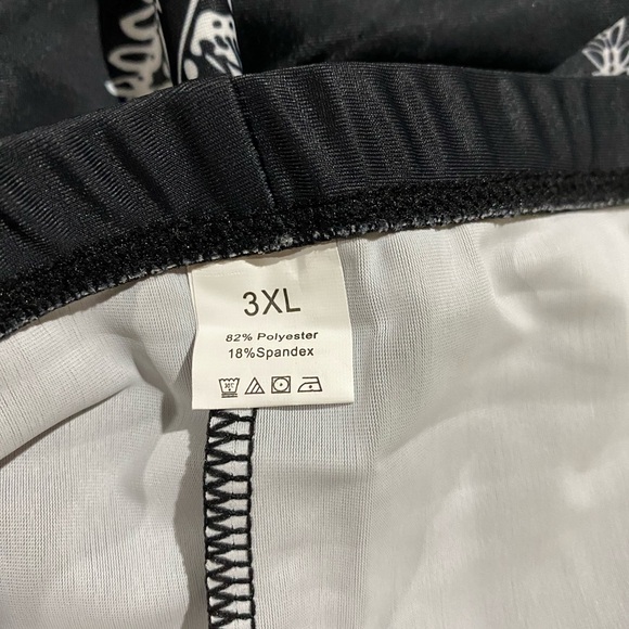 Black and White Paisley Tank Top - Picture 6 of 7